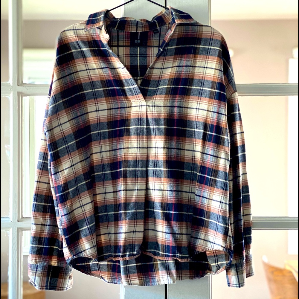 UNIQLO. size small. women’s flannel top.
